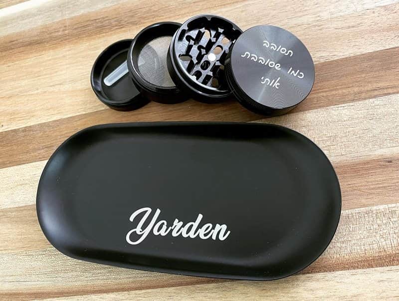 גריינדר ומגש תואם עם חריטה אישית