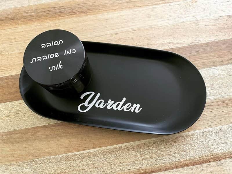 גריינדר עם מגש.