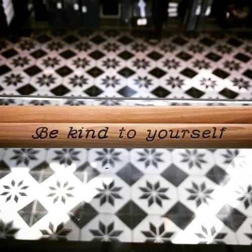 חריטה בצבע שחור על מקלות תופים