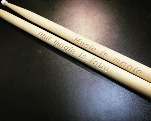 חריטה על מקלות תופים בגוון טבעי