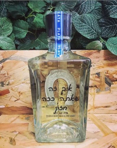 חריטה על בקבוק אלכוהול