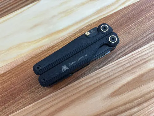 אולר רב תכליתי לדרמן WAVE ALPHA – שחור עם חריטה אישית