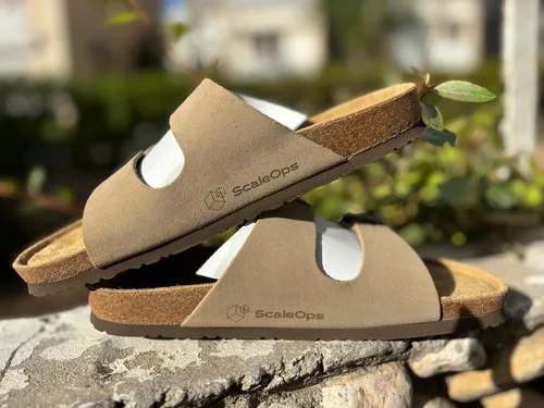 חריטה על נעליים