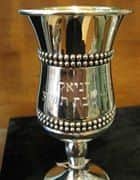 חריטה על גביע כסף עם רגל