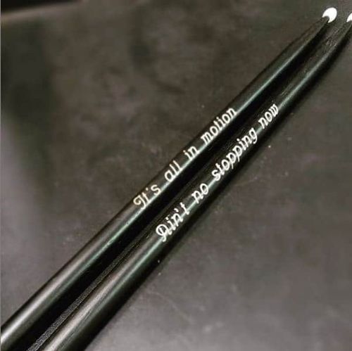 חריטה על מקלות תופים בצבע שחור